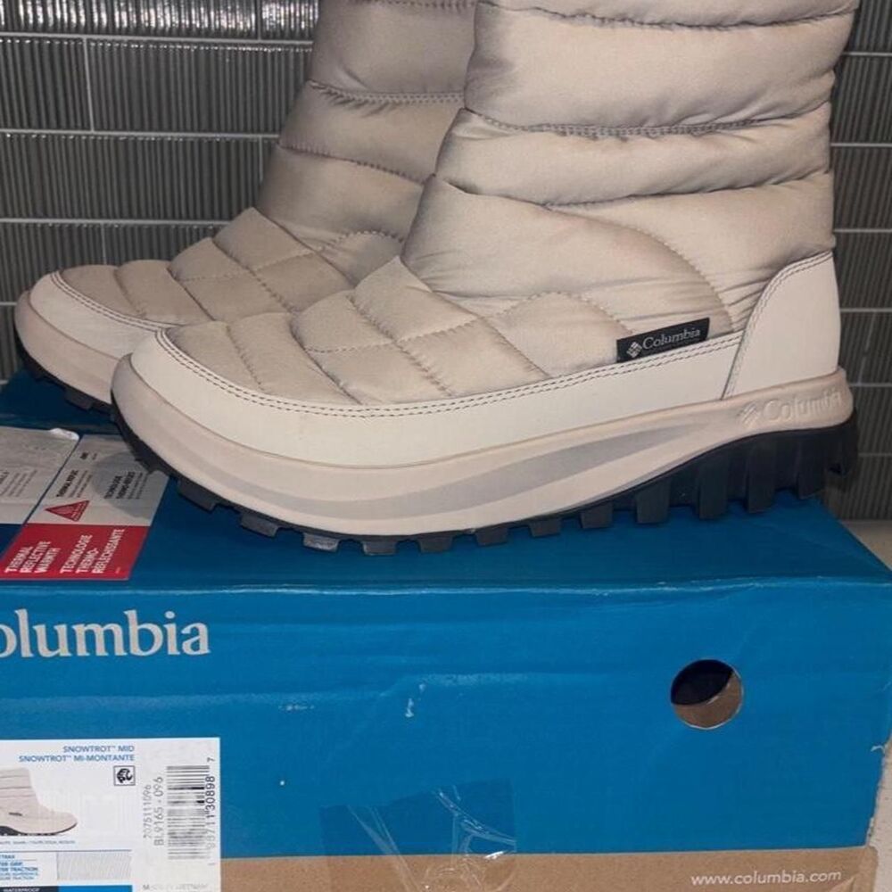 Columbia women’s Snowtrot Mid Insulated Snow Boot
